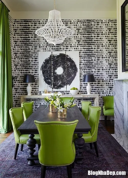 Phòng ăn nổi bật với những chiếc ghế tựa màu xanh lá