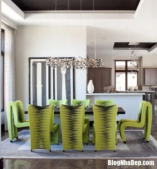 Phòng ăn nổi bật với những chiếc ghế tựa màu xanh lá
