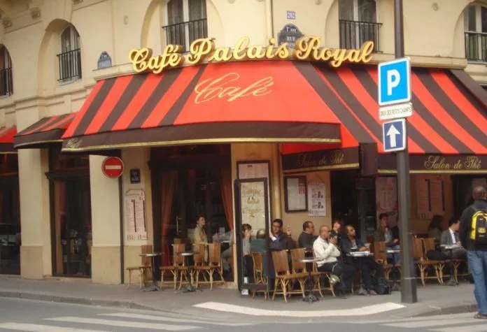 Một trong những quán "terrasses de café" - cafe thềm ở Paris. (ảnh: internet)