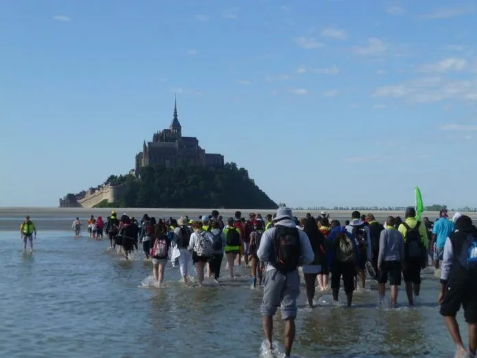 Con đường rẽ sóng “đi” giữa lòng đại dương ở Pháp