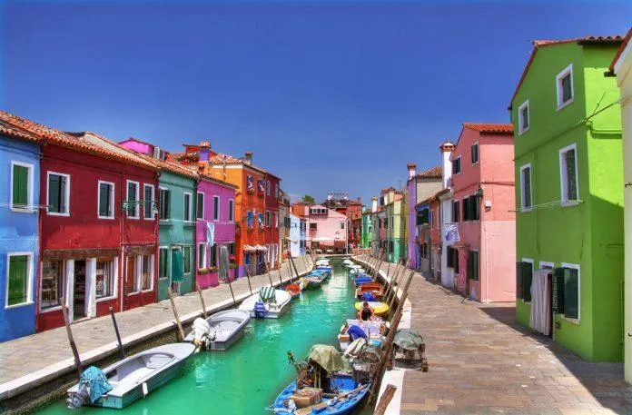 “Đảo Cầu vồng” Burano: Thiên đường tràn ngập sắc màu của nước Ý