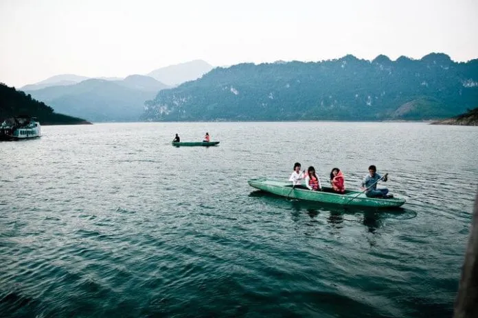 Chèo thuyền giữa hồ (ảnh: internet)