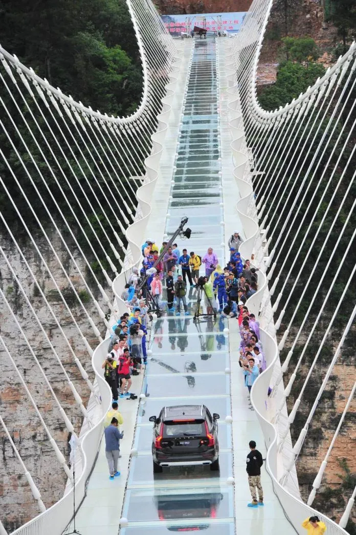 “Đổ mồ hôi, chóng mặt” với cây cầu mặt kính cao và dài nhất thế giới