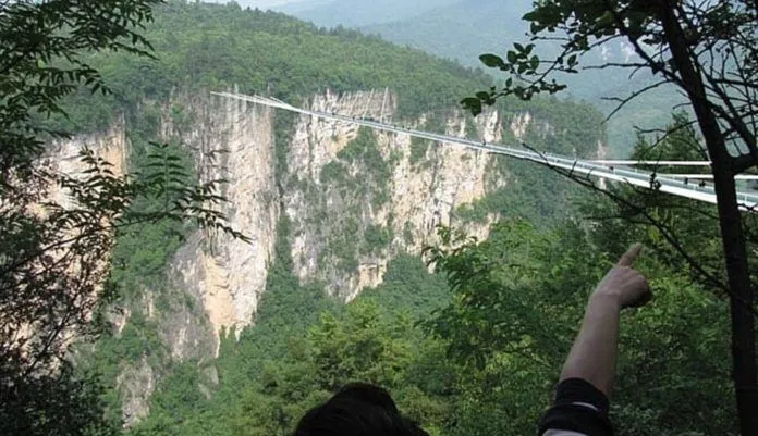 “Đổ mồ hôi, chóng mặt” với cây cầu mặt kính cao và dài nhất thế giới