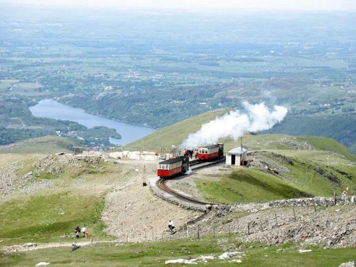 Du lịch bằng tàu hỏa – Tận hưởng từng phút giây với những tuyến đường sắt du lịch đẹp nhất Vương quốc Anh