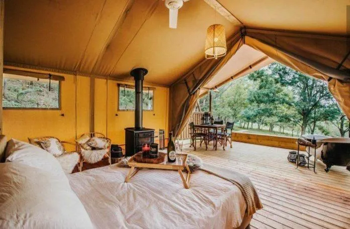 Có thể nhận thấy sự "xa xỉ" trong các món đồ nội thất của những địa điểm glamping (Ảnh: Internet).