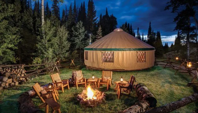 Du lịch kiểu glamping có gì thú vị mà được nhiều người yêu thích đến thế?