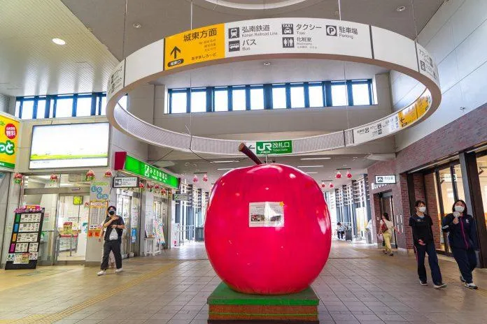 Du lịch Nhật Bản đắm chìm trong vườn táo mùa thu ở Hirosaki