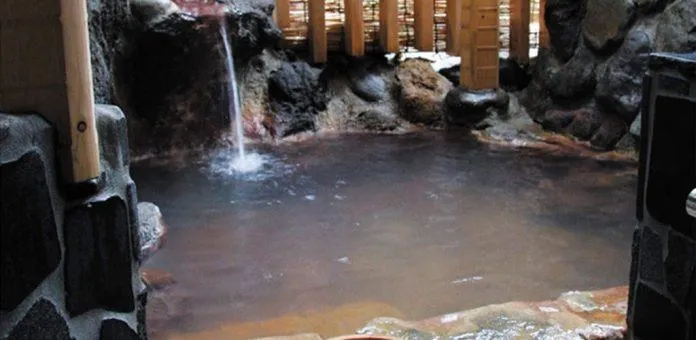 Du lịch Nhật Bản tại Shibu Onsen – Thưởng thức suối nóng và chơi cùng bầy khỉ!