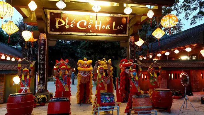 Du lịch Ninh Bình xuất hiện khu phố cổ đặc biệt thu hút hàng ngàn người tới “xuyên không”