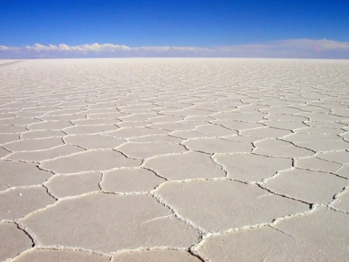 Khám phá cánh đồng muối Salar de Uyuni lớn nhất thế giới ở Bolivia