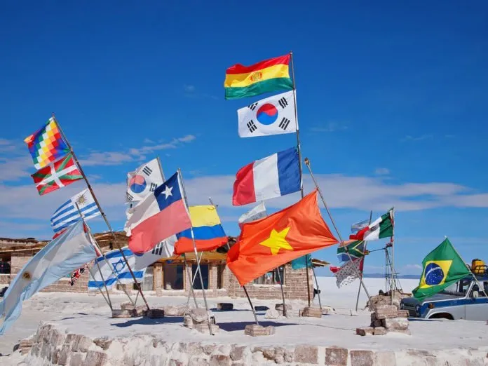 Khám phá cánh đồng muối Salar de Uyuni lớn nhất thế giới ở Bolivia