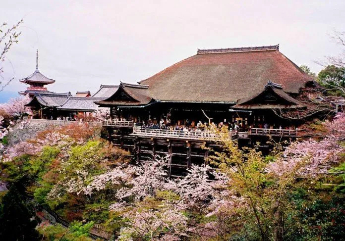 Khám phá ngôi chùa cổ độc đáo tuyệt đẹp ở Kyoto – Otawasan Kiyomizu