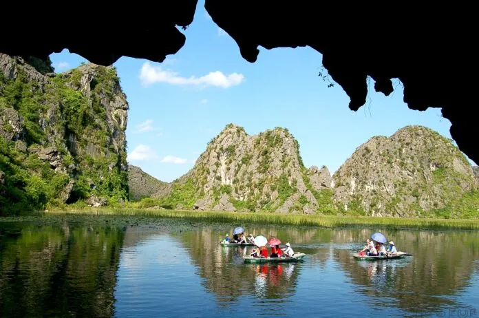 Khám phá Tam Cốc Bích Động: Thưởng ngoạn tuyệt cảnh thiên nhiên tựa thiên đường tại Ninh Bình