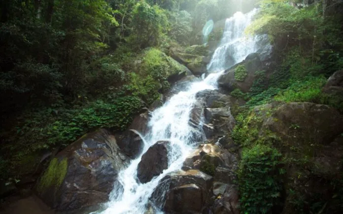 Khám phá thác Huay Kaew hai tầng độc đáo ở Chiang Rai khi du lịch Thái Lan