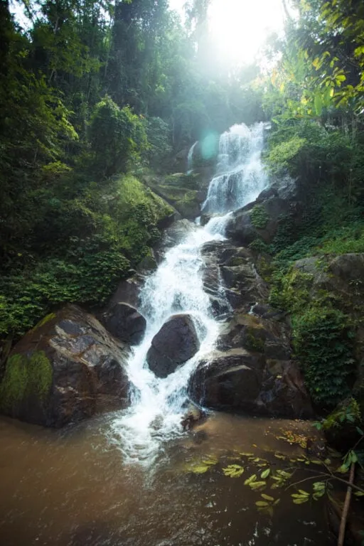 Khám phá thác Huay Kaew hai tầng độc đáo ở Chiang Rai khi du lịch Thái Lan