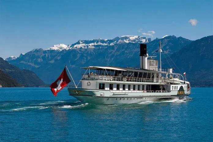 Chiếc tàu chở du khách đi dạo trên hồ Brienz (Ảnh: Internet).