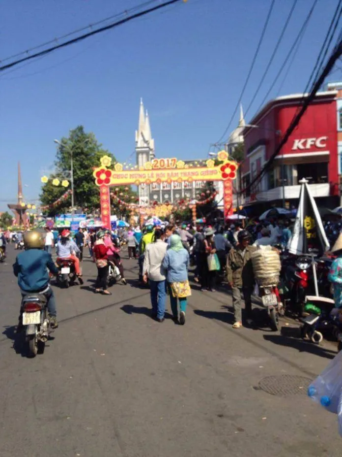 Kinh nghiệm du lịch Bình Dương xem Lễ hội rước kiệu Bà lớn nhất trong năm