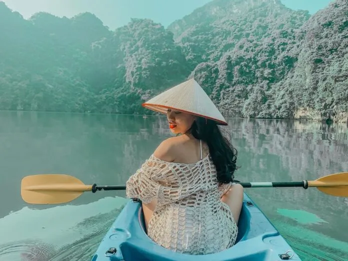 Kinh nghiệm du lịch hang Luồn – Bức tranh thủy mặc điểm xuyến cho vẻ đẹp Vịnh Hạ Long