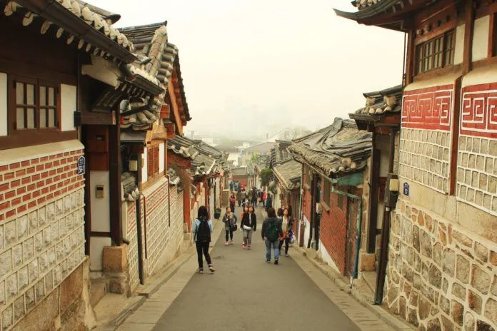 Làng Bukchon Hanok, Hàn Quốc: ngôi làng cổ xinh đẹp giữa Seoul náo nhiệt