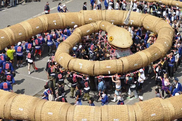 Lễ hội Wara: Nơi những tượng rơm khổng lồ “xâm lấn” vùng quê Nhật Bản