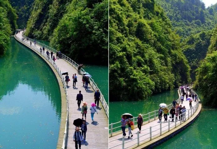 Lối đi bộ thần tiên giữa lòng sông ở Trung Quốc