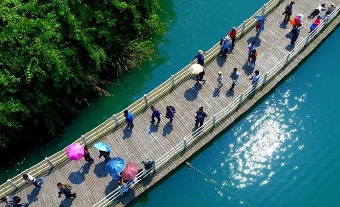 Lối đi bộ thần tiên giữa lòng sông ở Trung Quốc