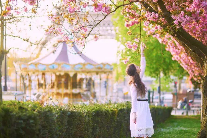 Mùa xuân tháng Tư Paris hoa lệ – Đường phố đông vui và cảnh đẹp thơ mộng!