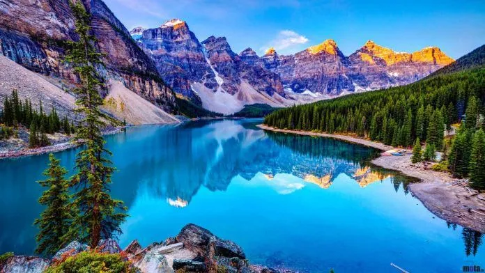 Ngắm nhìn vẻ đẹp kiêu sa của hồ Moraine, Canada