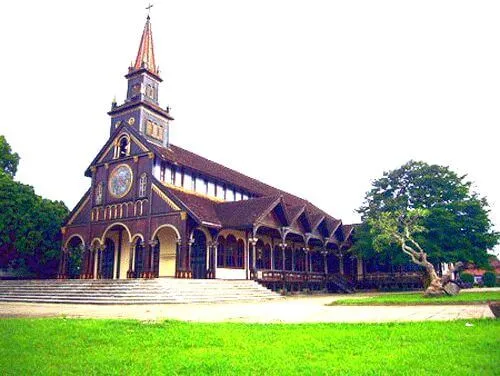 Nhà thờ Gỗ – địa điểm check-in cực “Tây” nổi tiếng ở Kon Tum