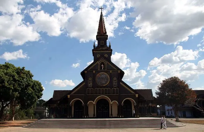 Nhà thờ Gỗ – địa điểm check-in cực “Tây” nổi tiếng ở Kon Tum