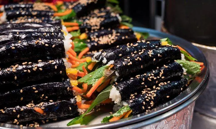 Những "điếu" kimbap được phết mè bên ngoài trông hấp dẫn quá đi mát! (Ảnh: Internet).