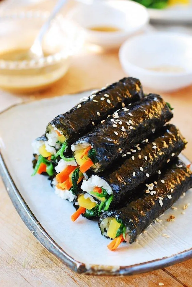 Nhiều người còn gọi đây là phiên bản kimbap "mini" độc lạ của ẩm thực Hàn Quốc (Ảnh: Internet).