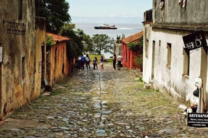 Thăm thành phố cổ nổi tiếng thế giới của Uruguay
