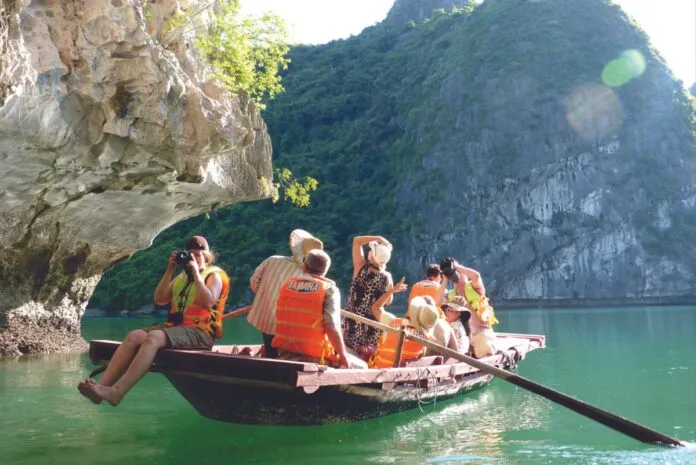 Trải nghiệm du lịch Hòn Con Cóc – Nét chấm phá độc đáo giữa Vịnh Hạ Long